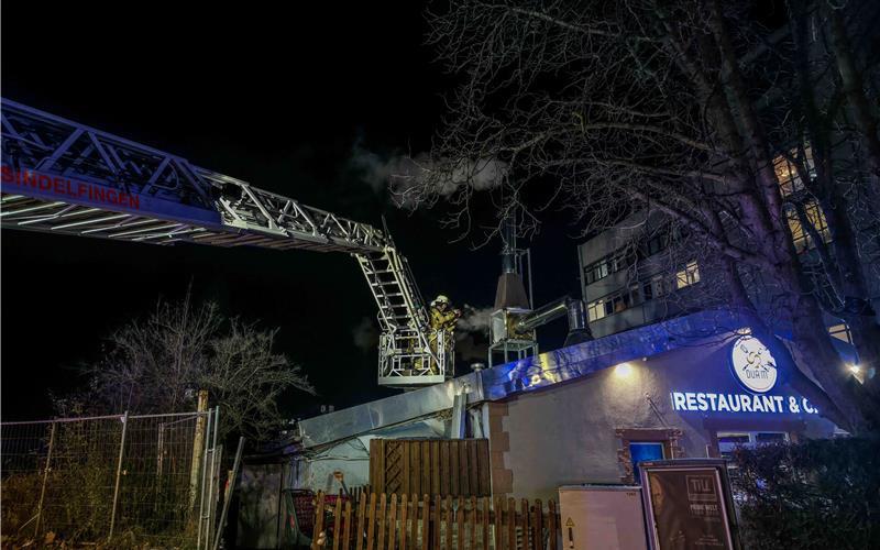 Sindelfingen – In einem Restaurant in Sindelfingen gab es am Freitag kurz vor 18 Uhr einen Brand. Nach derzeitigem Kenntnisstand brach das Feuer im Bereich des Grills in der Küche des Restaurants aus und breitete sich auf den Kamin aus, teilt die Polizei mit. Da Mitarbeiter des Restaurants das Feuer nicht löschen konnten, rückte die Feuerwehr an, welche den Brand schnell unter Kontrolle bekam. Von den etwa 30 Gästen, die zum Zeitpunkt des Brandes im Restaurant waren, wurde niemand verletzt. Ob ein Sachschaden entstanden ist, kann derzeit nicht gesagt werden. Aufgrund des hohen Aufkommens an Einsatzfahrzeugen war die Böblinger Straße zeitweise gesperrt. pb/GB-Foto: SDMG/Dettenmeyer