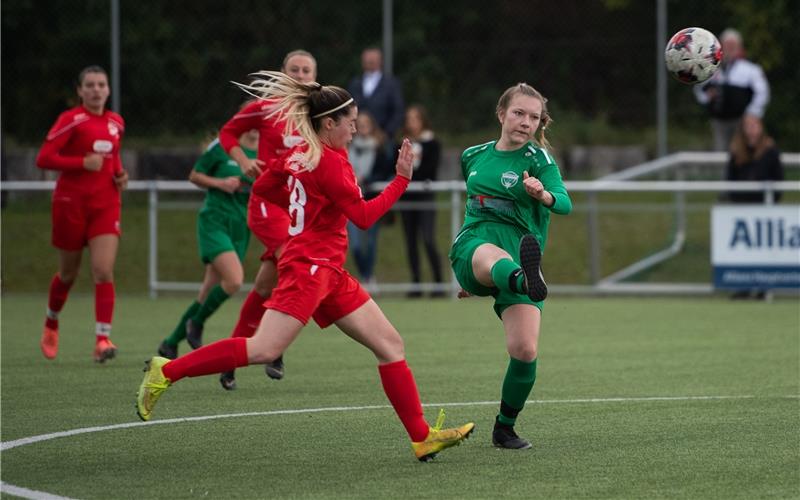 Beim VfB Stuttgart sollen 2022/23 auch Frauen kicken Sindelfingens Olivia Sullens (links) kommt zu spät gegen Herrenbergs Stürmerin Leonie Kopp: Szene aus dem Oberligaspiel vom Oktober 2020, kurz darauf wurde die Runde wegen der Corona-Pandemie abgebrochen GB-Foto: Schmidt