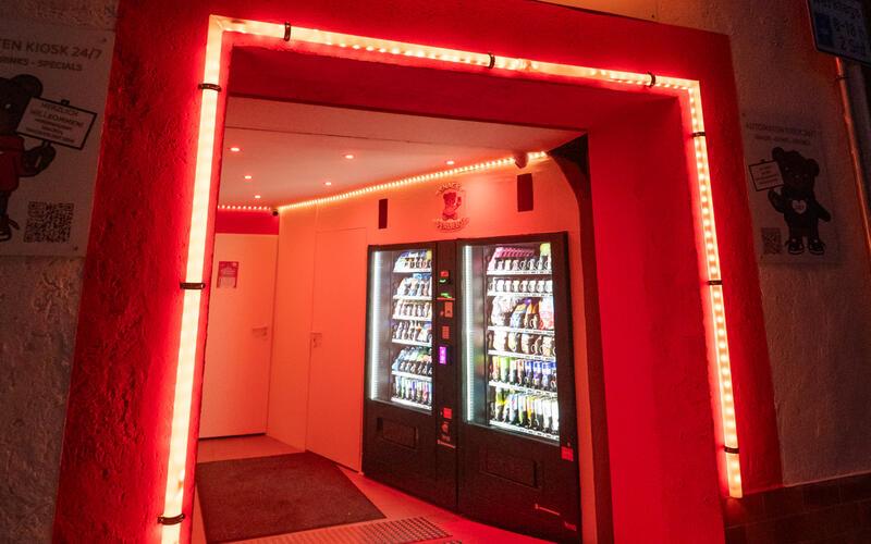 Snackautomaten, schrille Beleuchtung, Musik – und ein Bär? Die Betreiberin von „Snackverliebt“ spricht über ihr Geschäftsmodell. GB-Foto: Vecsey