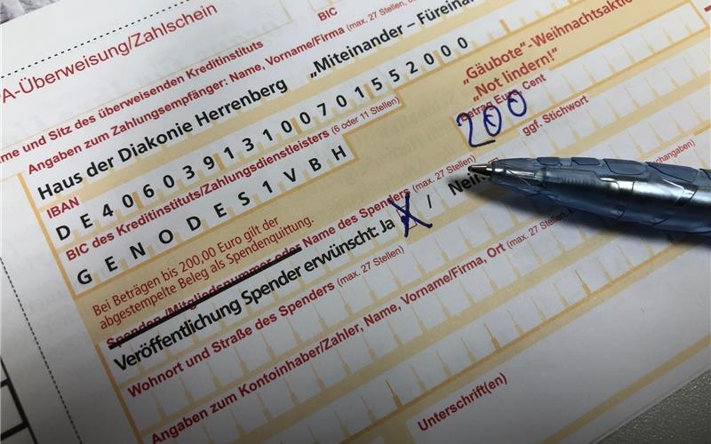 Die Spendenkasse füllt sich So einfach geht das Spenden: Betrag und Kontodaten eingeben, sowie (auf den vorgefertigten Überweisungsformularen) ein Kreuzchen machen bei „Ja“, wenn eine Namensnennung erwünscht ist.GB-Foto