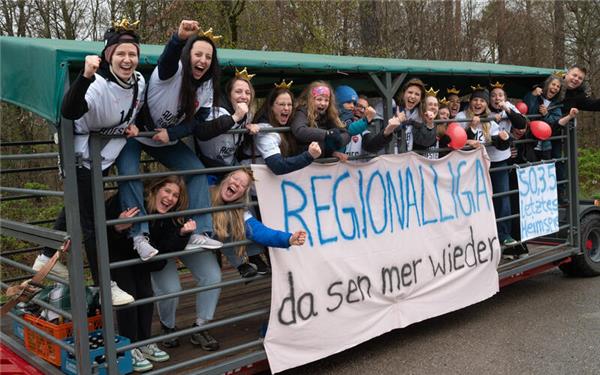 So fuhren die Kuties am Sonntag beim Fußball-Derby in Mönchberg vor. GB-Foto: Schmidt