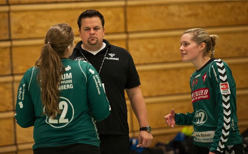 „Die sportlichen Erfolge waren der Wahnsinn“ „So jemand ist nicht leicht zu ersetzen“: Ingo Janoch im Gespräch mit den SG-Torhüterinnen Monika Lide (rechts) und Vanessa Frey GB-Foto (Archiv): Schmidt