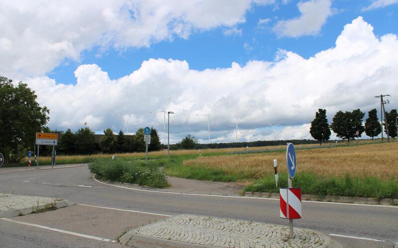 So könnten die geplanten Windräder auf Herrenberger Gemarkung einmal aussehen. Die Visualisierung stellt den künftigen Blick von der Kreuzung Haslach aus in Richtung Jettingen dar.  GB-Foto (Visualisierung): Prokon