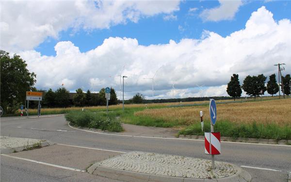 So könnten die geplanten Windräder auf Herrenberger Gemarkung einmal aussehen. Die Visualisierung stellt den künftigen Blick von der Kreuzung Haslach aus in Richtung Jettingen dar.  GB-Foto (Visualisierung): Prokon