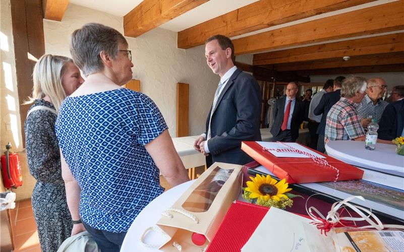 So manche Geschenke landeten bei der Einsetzung auf dem „Gabentisch“ des neuen Bürgermeisters. GB-Foto: Vecsey