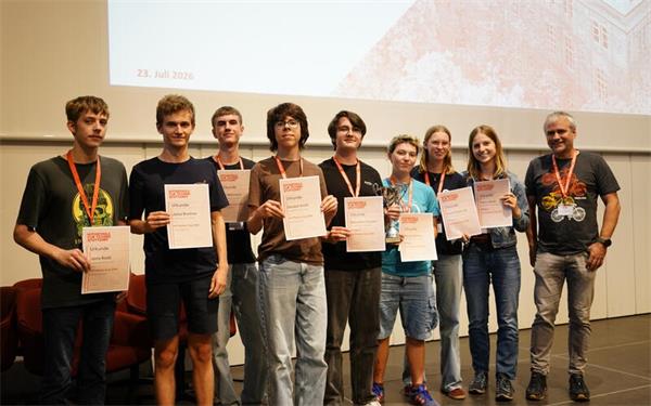 So sehen Mathematik-Käpsele aus (von links) Janis Raab, Julius Breitner, Kai Widmann, Gordon Kraft, Benjamin Fischer, Ronja Steiner, Laura Seyboldt und Vera Josub. Simon Zolg (rechts) ist stolz auf die acht.GB-Foto: gb