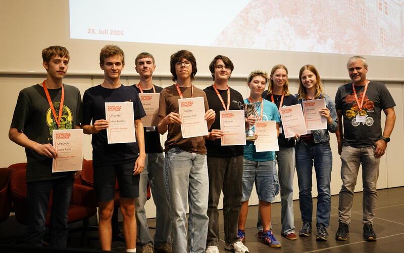 So sehen Mathematik-Käpsele aus (von links) Janis Raab, Julius Breitner, Kai Widmann, Gordon Kraft, Benjamin Fischer, Ronja Steiner, Laura Seyboldt und Vera Josub. Simon Zolg (rechts) ist stolz auf die acht.GB-Foto: gb