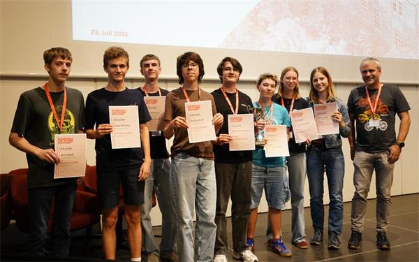 So sehen Mathematik-Käpsele aus (von links) Janis Raab, Julius Breitner, Kai Widmann, Gordon Kraft, Benjamin Fischer, Ronja Steiner, Laura Seyboldt und Vera Josub. Simon Zolg (rechts) ist stolz auf die acht.GB-Foto: gb