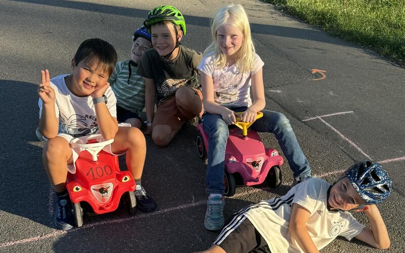 So sehen Sieger aus: Beim Bobby-Car-Rennen haben sich diese jungen Rennfahrer ganz verausgabt.GB-Foto: Holzapfel