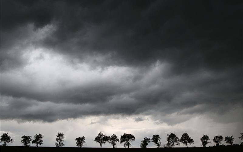 (Un-)Wetterservice warnt vor Gewitter, Regen und Hagel um Herrenberg So sieht es aus, wenn - wie hier in Haslach - Gewitterwolken aufziehen.GB-Foto (Archiv): Bäuerle