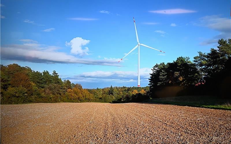 So soll das zwischen Deckenpfronn und den Haselstaller Höfen geplante Windrad vom Gültlinger Lerchenberg aus zu sehen sein. GB-Foto: Reichert