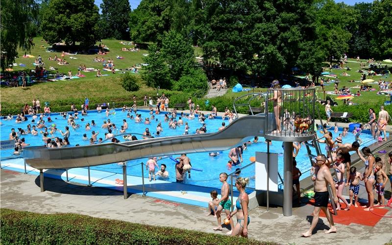 Montags und dienstags geschlossen So viele Besucher wie hier dürfen sich in diesem Jahr nicht gleichzeitig im Becken aufhalten