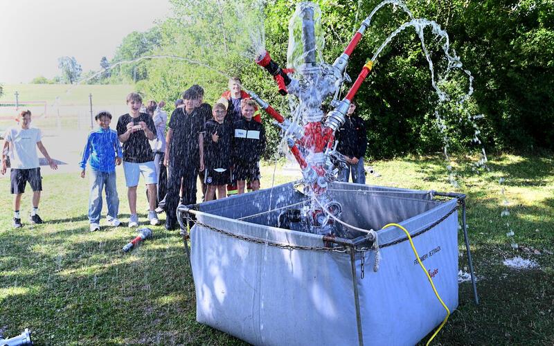 So vielseitig sind Feuerwehr-Armaturen einsetzbar, wenn sie gerade nicht in ihrem eigentlichen Verwendungszweck gebraucht werden. Die Schüler der GMS sind mit Eifer dabei, einen Springbrunnen zu basteln. GB-Foto: Holom