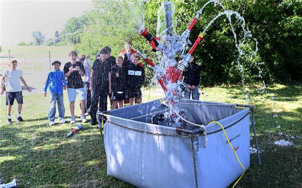 So vielseitig sind Feuerwehr-Armaturen einsetzbar, wenn sie gerade nicht in ihrem eigentlichen Verwendungszweck gebraucht werden. Die Schüler der GMS sind mit Eifer dabei, einen Springbrunnen zu basteln. GB-Foto: Holom