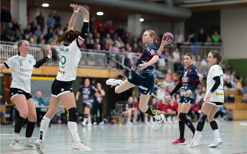 Sofia Brand (am Ball) fasst sich aus dem Rückraum ein Herz. GB-Foto: Eibner