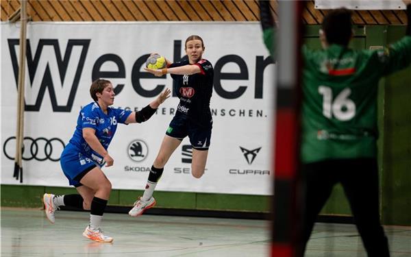Sofia Brand (am Ball) gelang letztlich der entscheidende Treffer zum 24:23. GB-Foto: Eibner/Ulmer