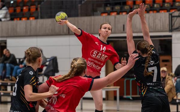 Sofia Brands (am Ball) Würfe aus dem Rückraum waren für den VfL Waiblingen oft nicht zu verteidigen. GB-Foto: Eibner/Kunz