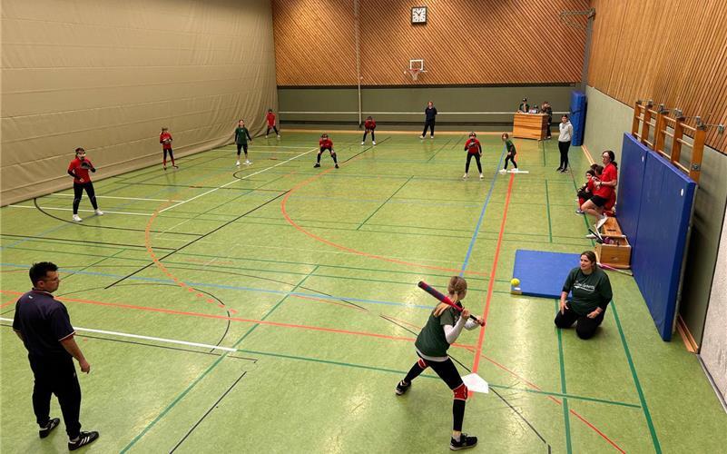 Softball – Beim zweiten U-13-Softball-Hallenturnier der Herrenberg Wanderers in der Längenholz nahmen insgesamt 60 Spielerinnen aus 14 Vereinen teil. Gespielt wurde nach den Regeln des Hallen-Softballs: Der Ball wird seitlich angeworfen und soll möglichst unfangbar an den sechs Defensivspielerinnen vorbeigeschlagen werden. Durch das auf ein Drittel der Halle verkleinerte Spielfeld mit kurzen Base-Distanzen von nur zwölf mal neun Metern entwickelte sich ein schnelles, punktreiches Spiel. Im Schnitt fielen rund 30 Punkte pro Partie. Sportlich überzeugten vor allem die Gammertingen Royals, die als einziges Team mit fünf Siegen ungeschlagen blieben, Platz zwei belegte das All-Star White Team, gefolgt von dem Gastgeberteam der Herrenberg Wanderers. Eine Wiederholung des U-13-Turniers ist jetzt schon beschlossene Sache – sehr zur Freude aller Beteiligten. gb/GB-Foto