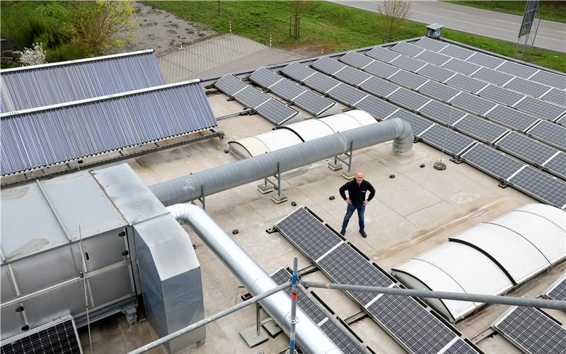 Solarthermie (links oben), Lüftungsanlage mit Wärmerückgewinnung (darunter) und Fotovoltaikanlage (rechts): Frank Luz und sein Kompagnon Marc King (nicht auf dem Bild) verfolgen derzeit das Ziel, ihre Gültsteiner Gym24-Niederlassung CO2-neutral zu machen. GB-Fotos: Holom/gb