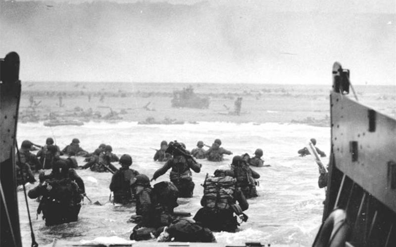 Der D-Day: Ein Wendepunkt im Zweiten Weltkrieg Soldaten der US-Armee verlassen an der Küste der Normandie ein Landungsboot. Die Militäraktion der Alliierten brachte eine Wende im Zweiten Weltkrieg. Foto: National Infantry Museum/Dod