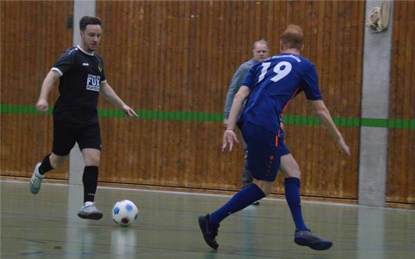 Soll den Umbruch bei der Spvgg. vorantreiben: Steffen Hirth (links) in Aktion beim jüngsten Aidlinger Hallentreff. GB-Foto: edip