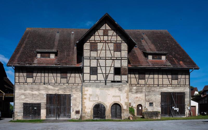 Soll verkauft werden: Die über 1 000 Jahre alte Schlossscheuer am Wasserschloss. GB-Foto: Schmidt