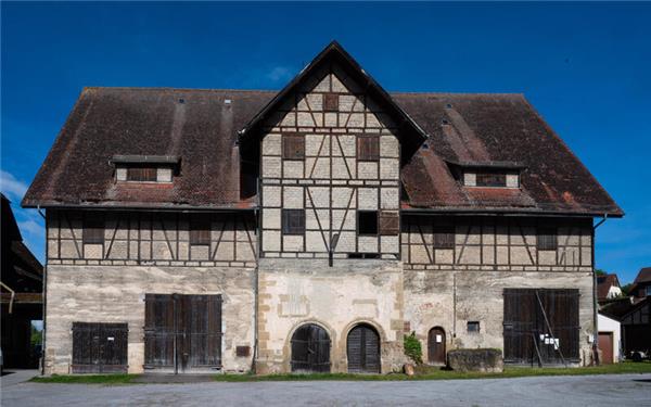 Soll verkauft werden: Die über 1 000 Jahre alte Schlossscheuer am Wasserschloss. GB-Foto: Schmidt