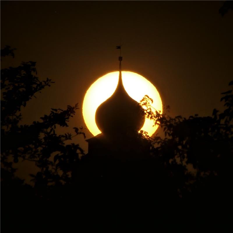 Sonne trifft Glucke. Fotografiert von Stefan Heinrich aus Herrenberg.