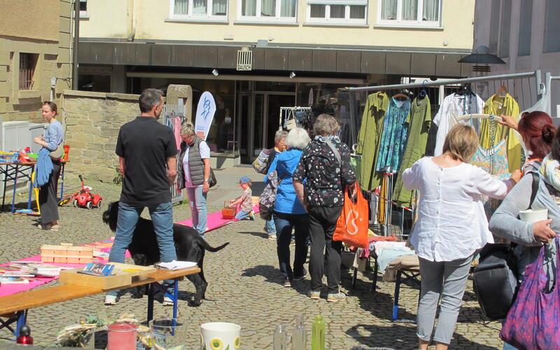 Sonne und volles Haus beim Flohmarkt der Frauenliste