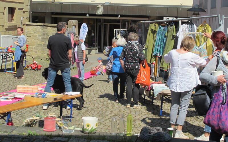Sonne und volles Haus beim Flohmarkt der Frauenliste