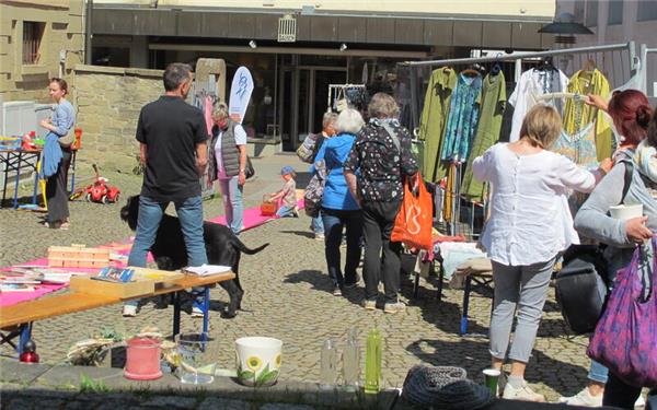 Sonne und volles Haus beim Flohmarkt der Frauenliste