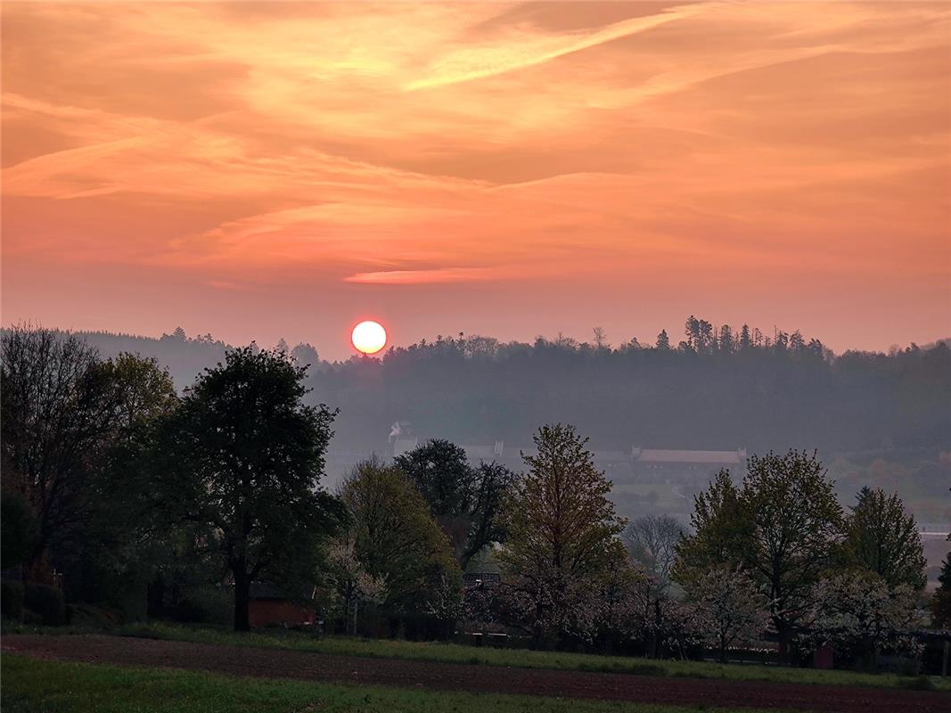 Sonnenaufgang am 23. April 2022 vom Affstätter Ortsrand aus gesehen. Eva Althoff...