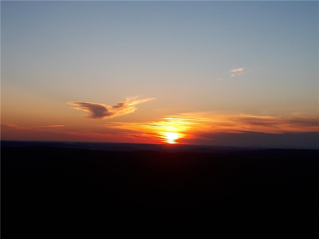 Sonnenaufgang auf dem Schönbuchturm. Die Wolke auf der linken Bildhälfte sieht a...