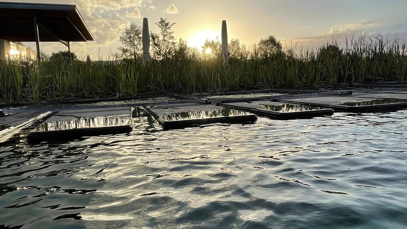 Sonnenaufgang im Herrenberger Naturfreibad aus der Perspektive des Frühschwimmer...