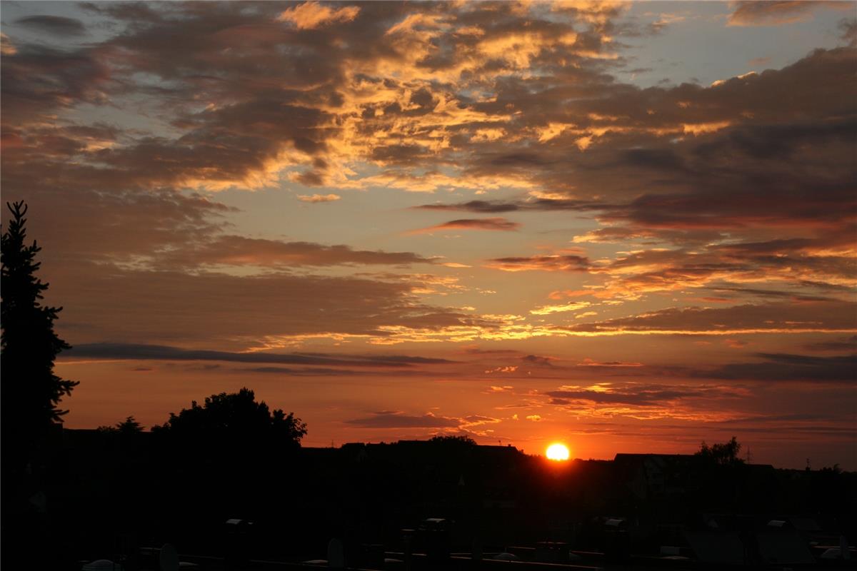 Sonnenaufgang in Oberjesingen im Schwärzling - Richard Stöffler hat das Foto hoc...