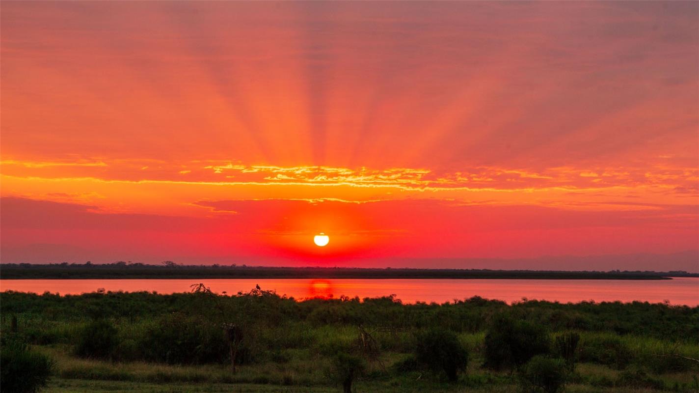 Sonnenaufgang in Uganda am Äquator, im Vordergrund der Nil. Gabi Brenenr aus Her...