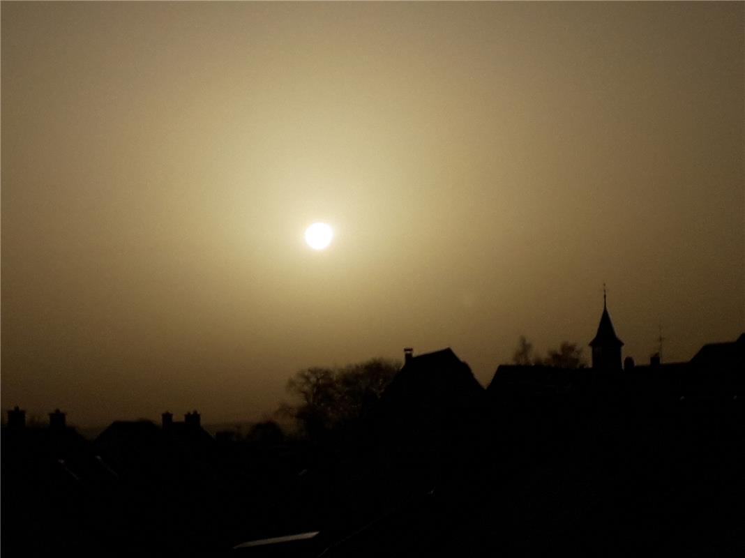 Sonnenaufgang über Haslach im Saharastaub. Gerhard Erlenmaier aus Herrenberg hat...