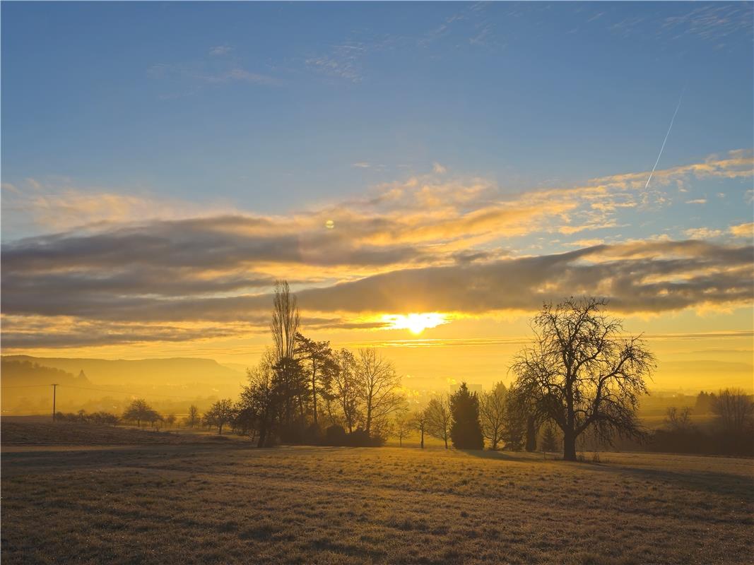 Sonnenaufgang über Herrenberg. Von Eva Althoff-Nüßle aus Herrenberg.