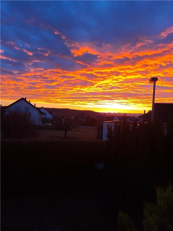 Sonnenaufgang über Herrenberg gesehen von Kuppingen in Richtung Schönbuch mit Sc...