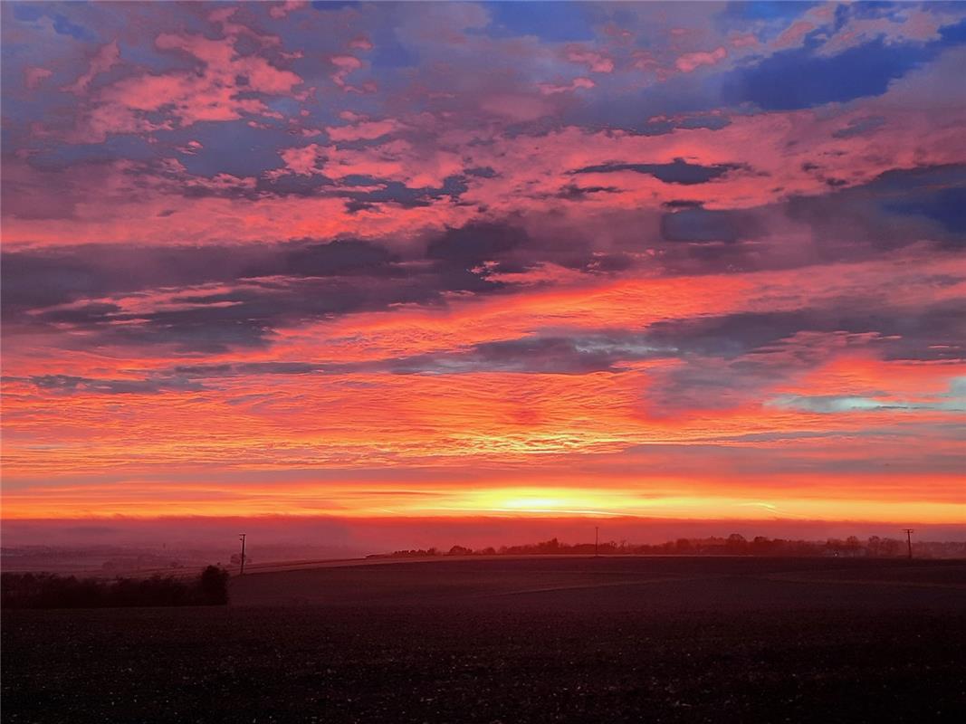 Sonnenaufgang über der Schwäbischen Alb, eingefangen von Heiko Weiß in Nebringen...