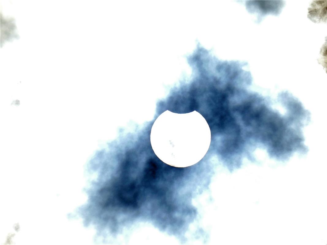 Sonnenfinsternis in einer Wolkenlücke am 10. Juni um 11.55 Uhr, aufgenommen von ...