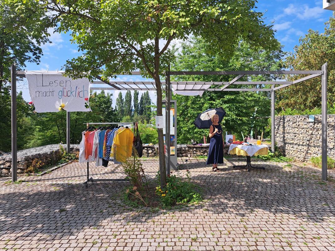 Sonnenschein und Regen beim Quartiersflohmarkt. Von Gabriele Wagner aus Herrenbe...