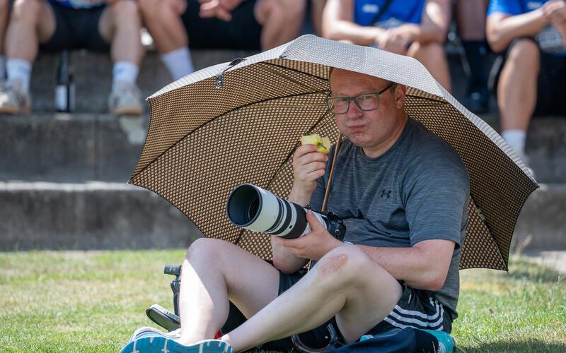 Sonnenschutz ist die halbe Miete: Gesehen beim Relegationsspiel vergangenen Samstag in Unterjettingen. Foto: Vecsey
