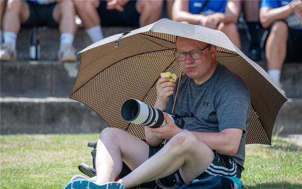 Sonnenschutz ist die halbe Miete: Gesehen beim Relegationsspiel vergangenen Samstag in Unterjettingen. Foto: Vecsey