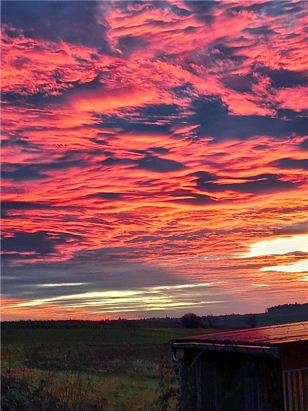 Sonnenuntergang. Der Himmel brennt ... Von Anne Biedermann aus Herrenberg.