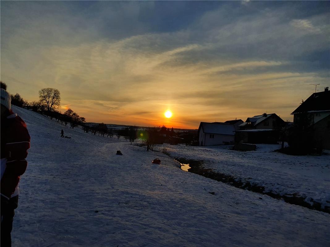 Sonnenuntergang am Schlittenhang in Mönchberg, fotografiert von Silke Elsner.