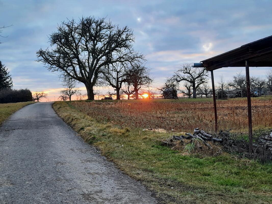 Sonnenuntergang hinter den Feldern. Von Heiko Weiß.