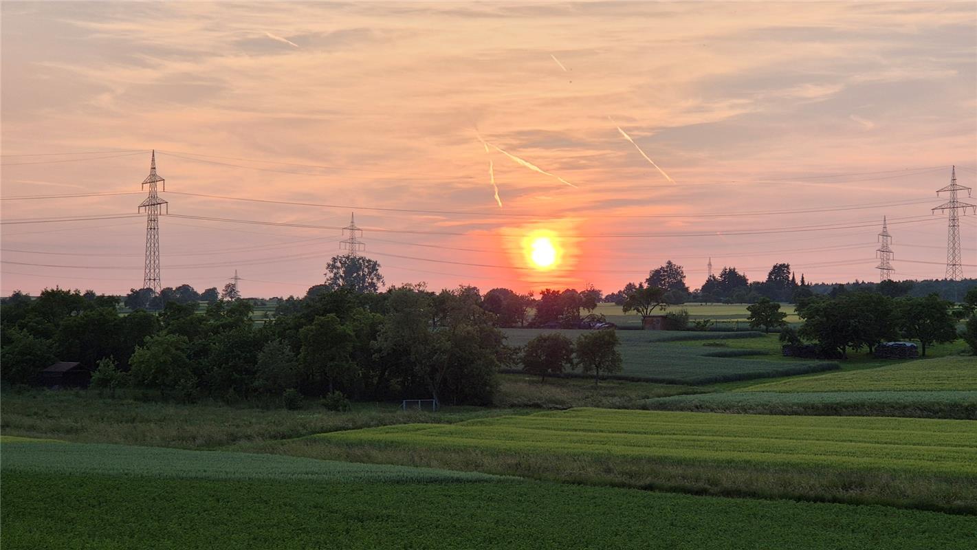 Sonnenuntergang über den Feldern von Nufringen nach tagelangem Regen.  Von Mirja...