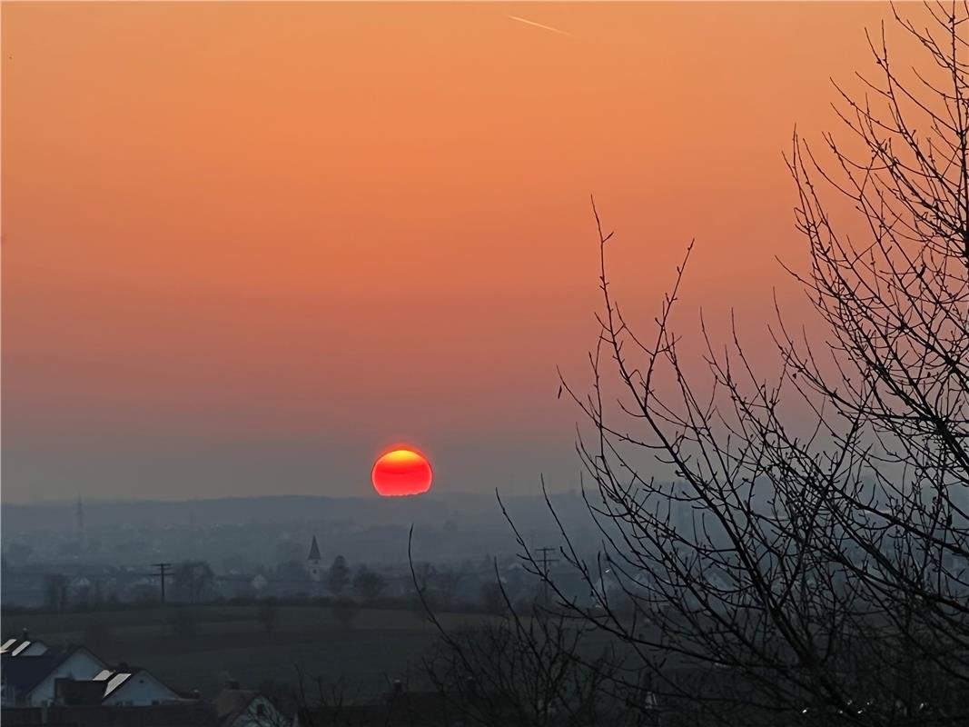 Sonnenuntergang vom „Kirchbuckel“ in Rohrau aus betrachtet.  Von Sabine Steinman...