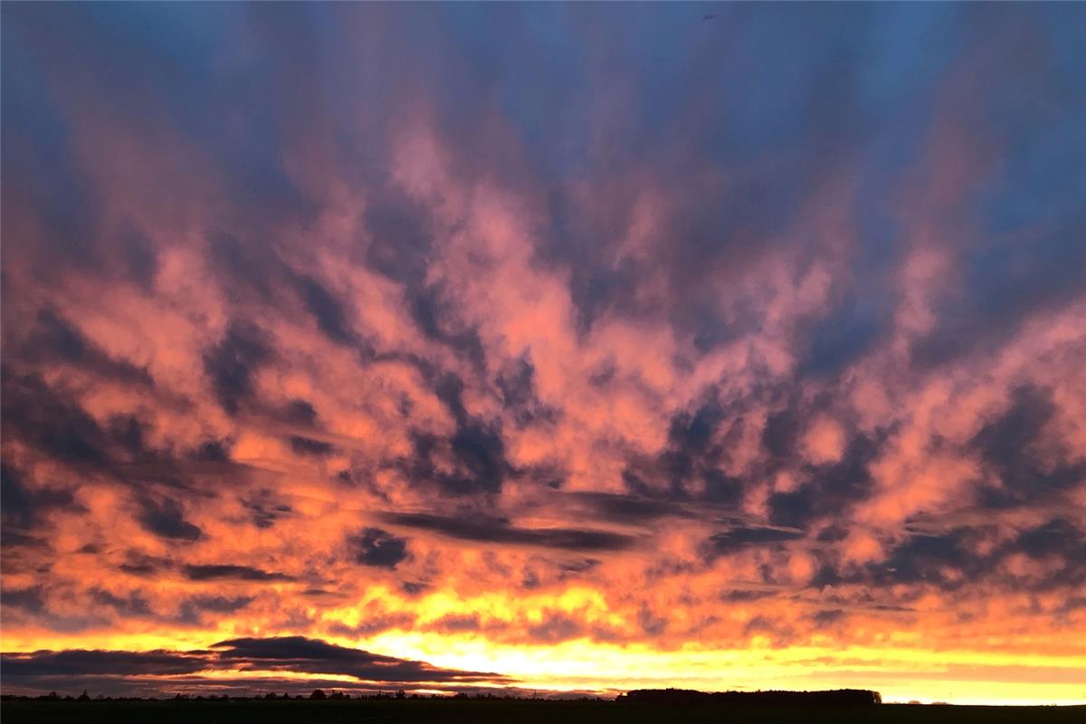 Sonnenuntergang - von Anja Schnotz gesehen im Neubaugebiet Bettäcker in Nebringe...